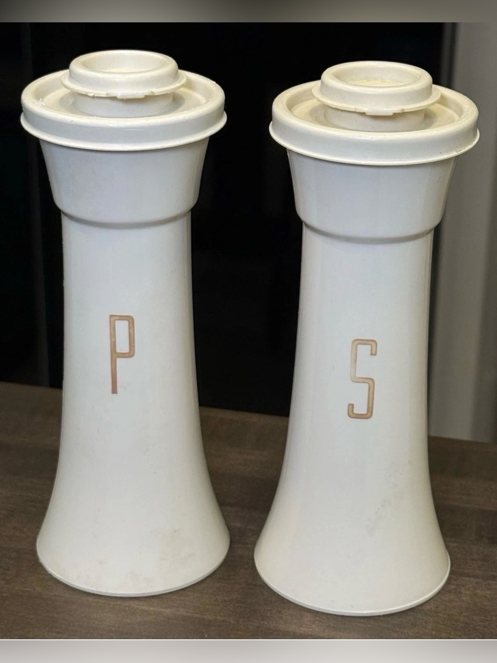Vtg Tupperware Large Beige Hourglass 6" Salt & Pepper Shakers Gold Letters 718